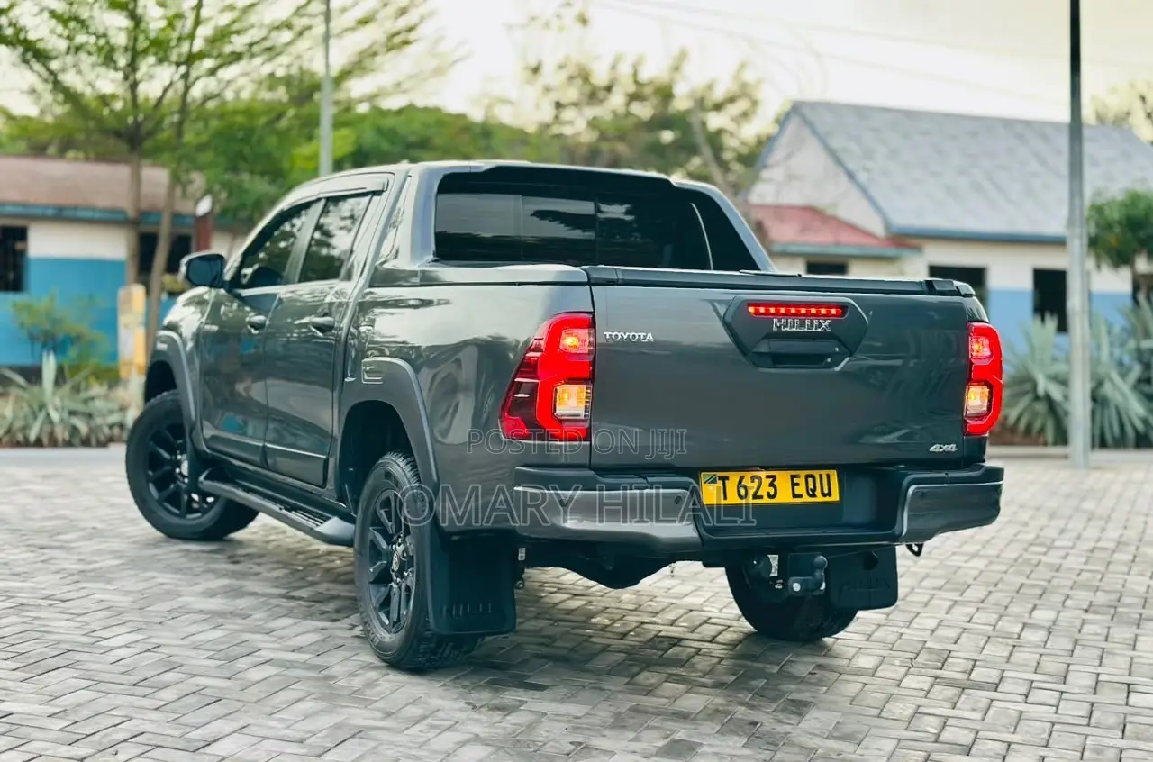 Toyota Hilux 2025 Gray