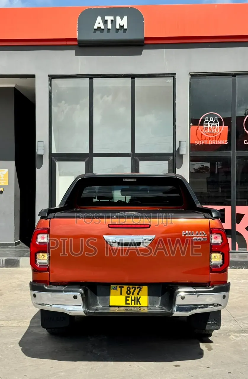 Toyota Hilux SR 4x4 2015 Red