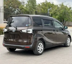 Toyota Sienta 1.5 AWD 2016 Brown