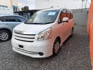 Toyota Noah 2010 Pearl