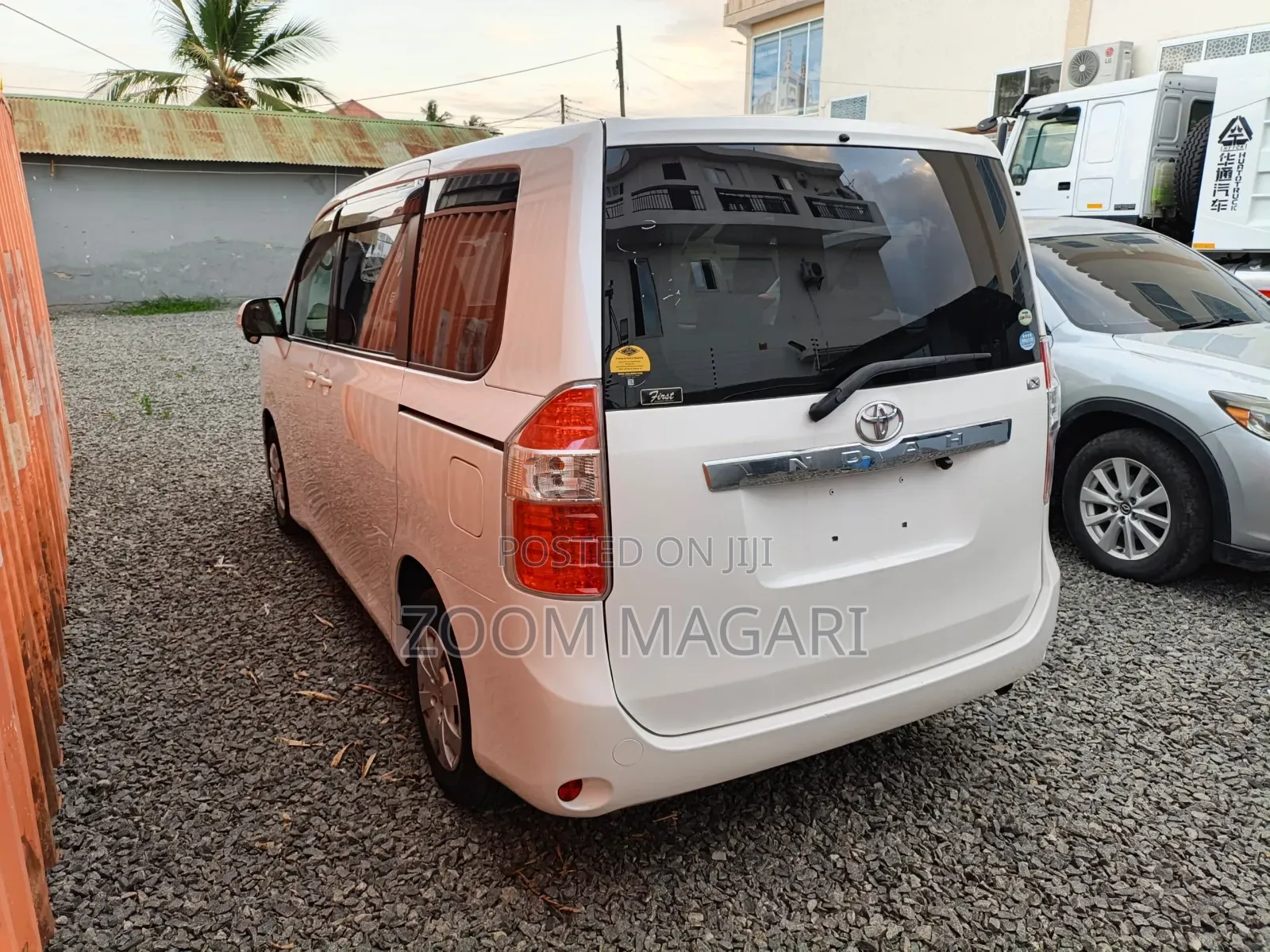 Toyota Noah 2010 Pearl