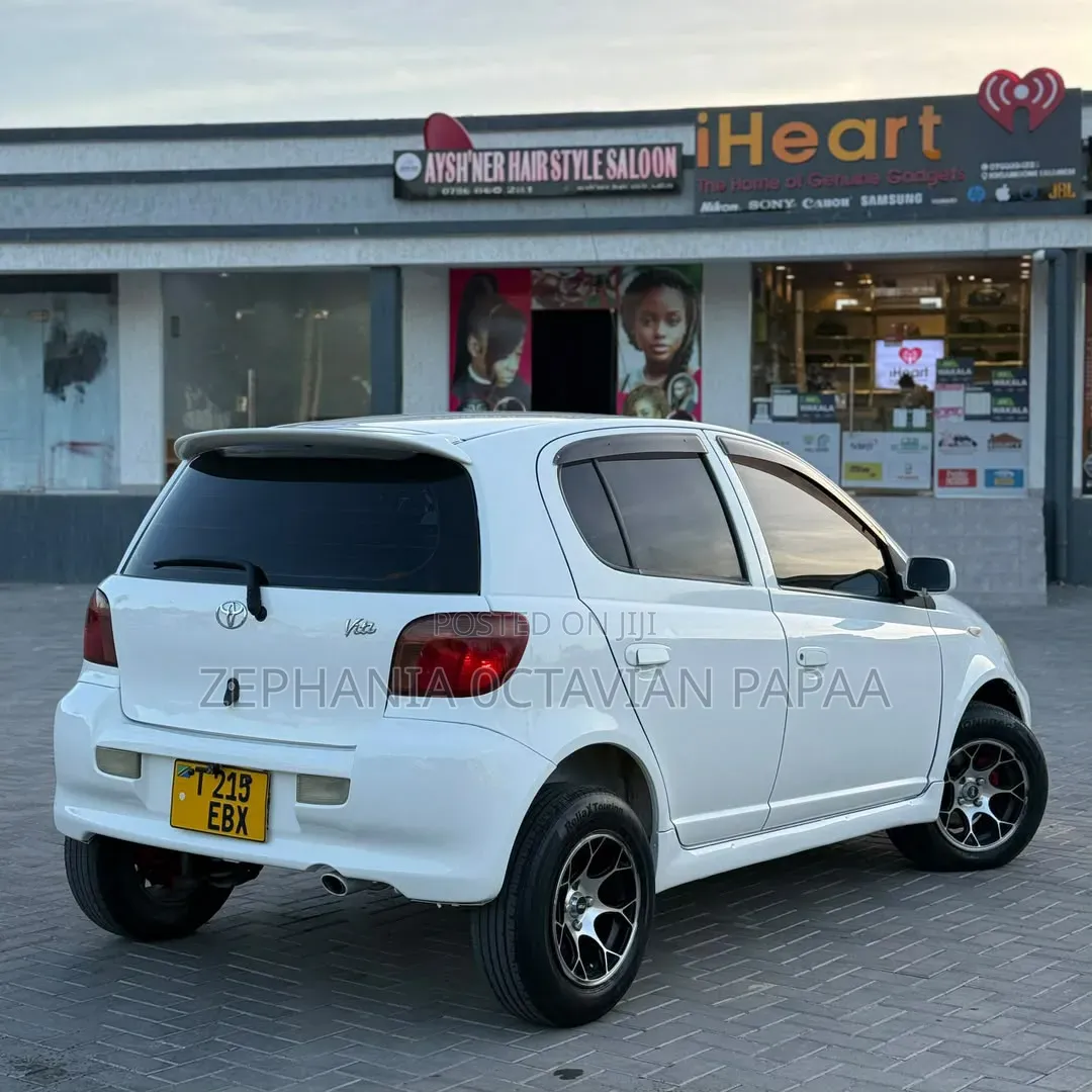 Toyota Vitz 2000 White