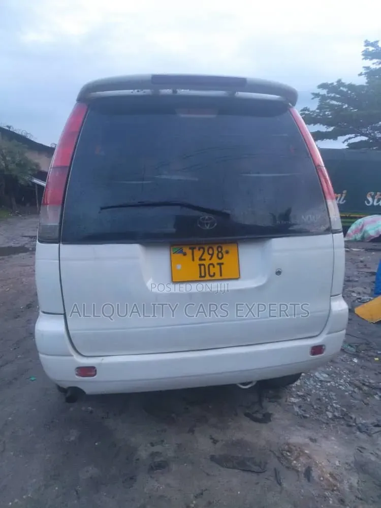 Toyota Noah 2001 White