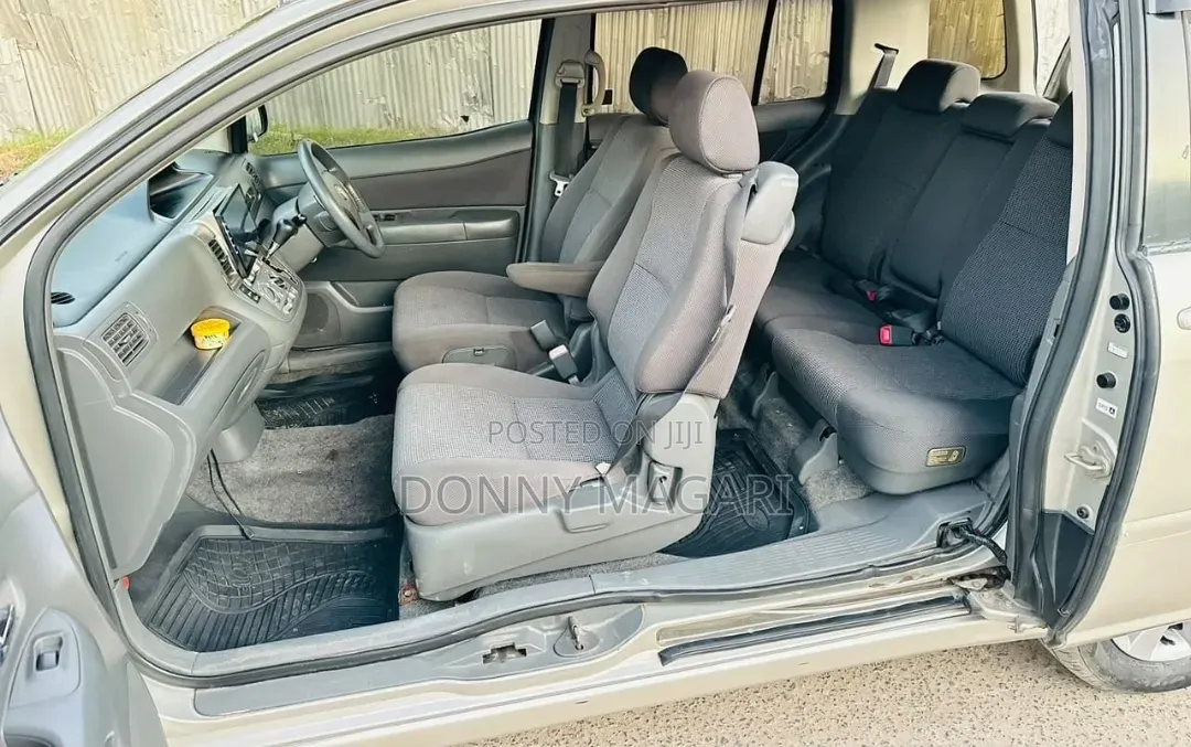 Toyota Raum 2005 Silver