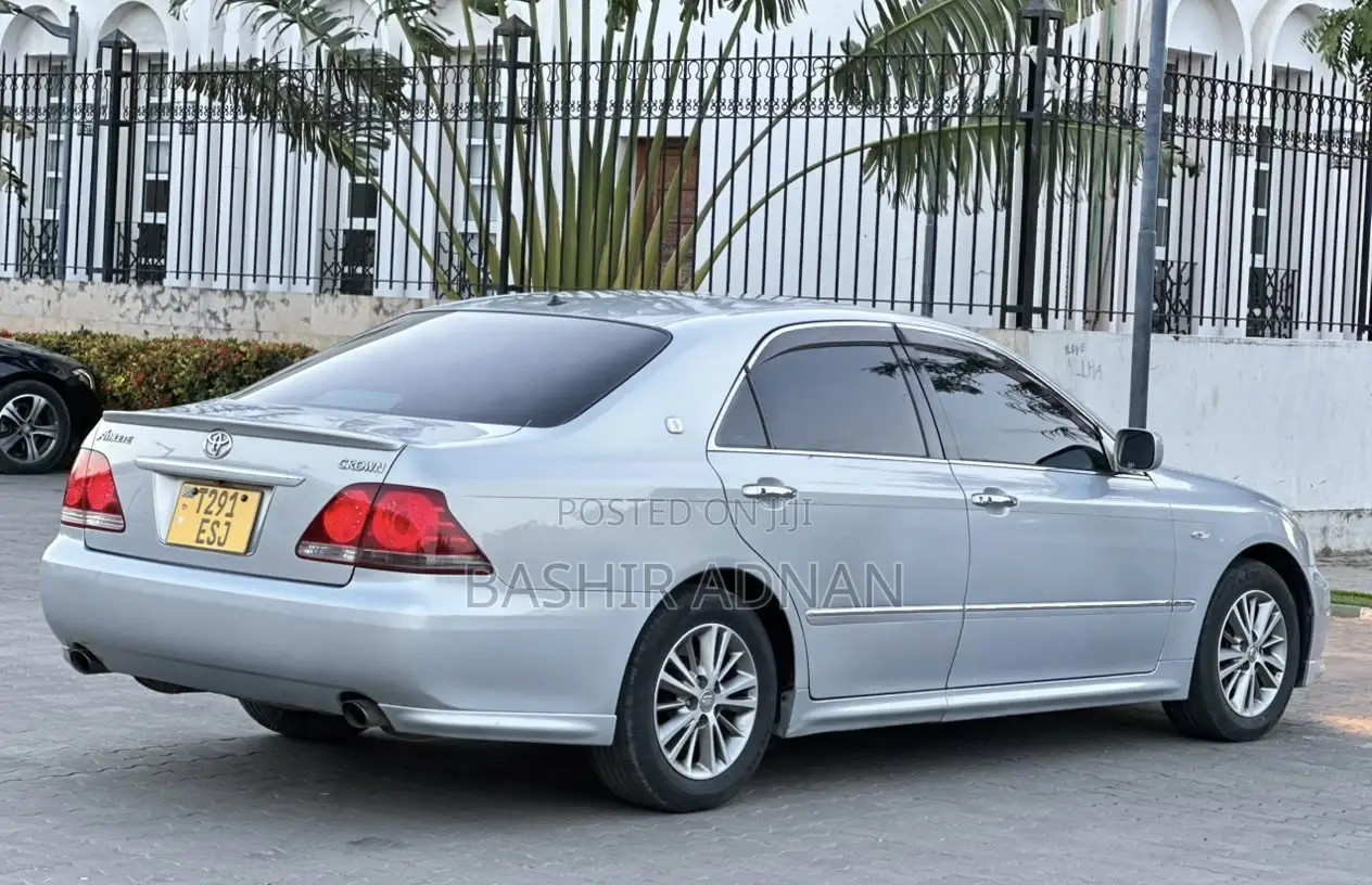 Toyota Crown 2006 Gray