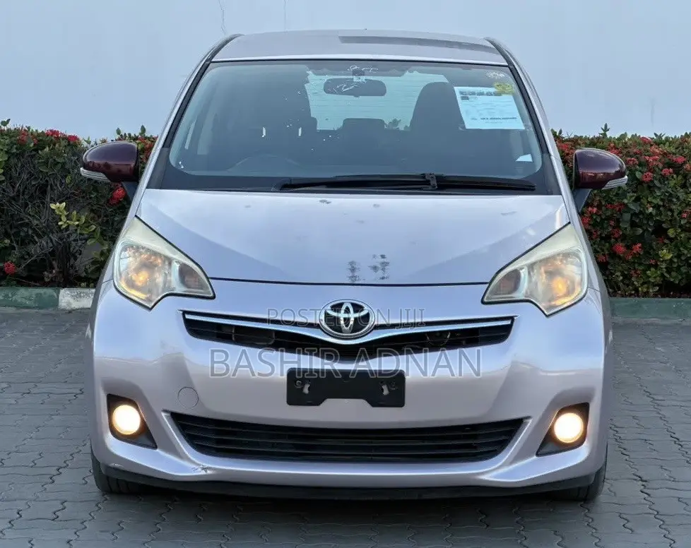 Toyota Ractis 1.5 FWD 2012 Gold