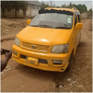 Toyota HiAce 2000 Yellow