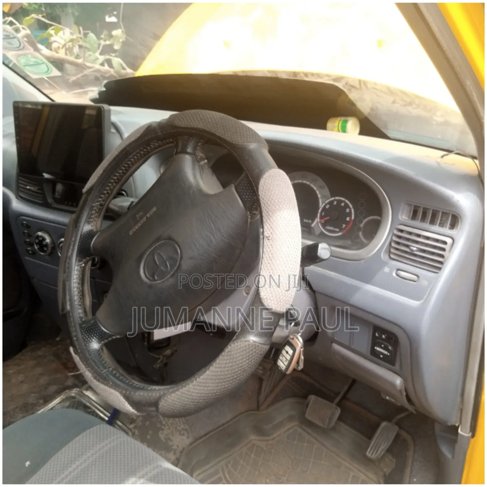 Toyota HiAce 2000 Yellow