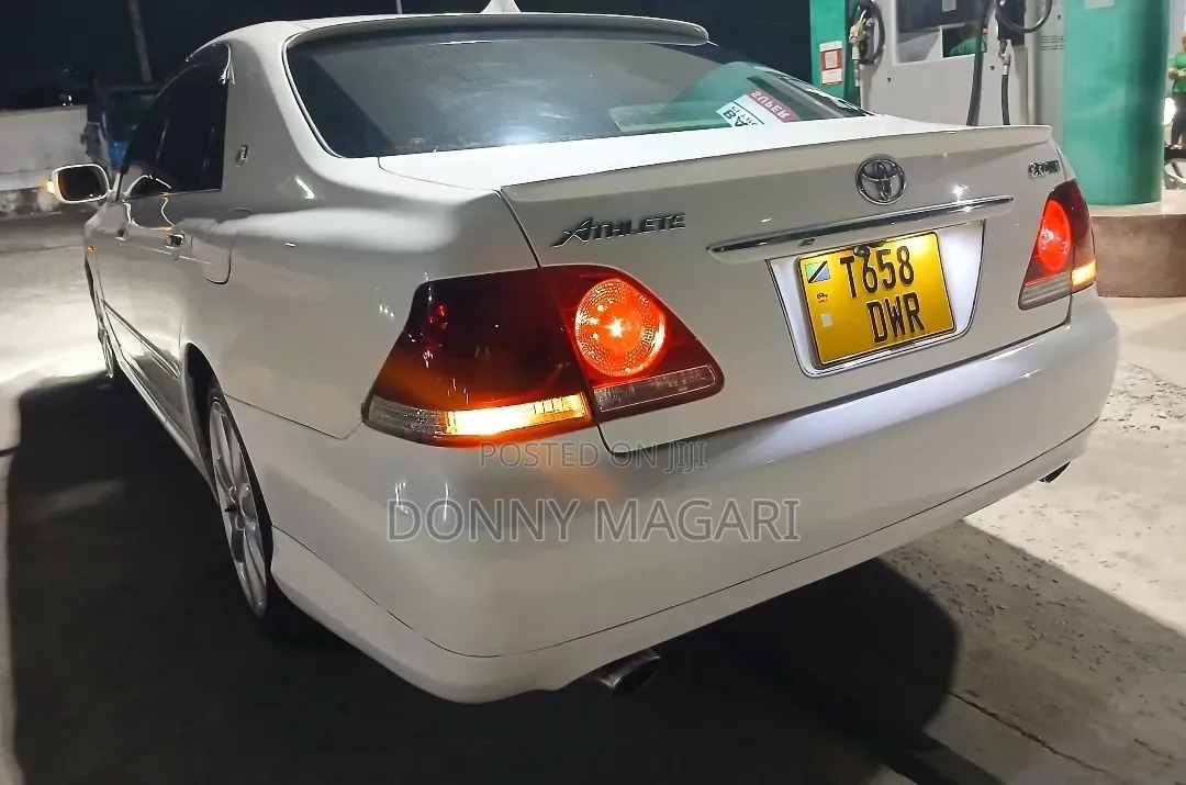 Toyota Crown 2006 White
