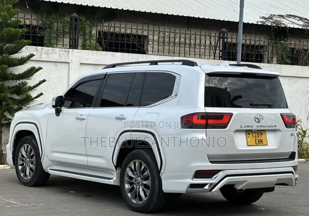 Toyota Land Cruiser LC300 2023 Pearl