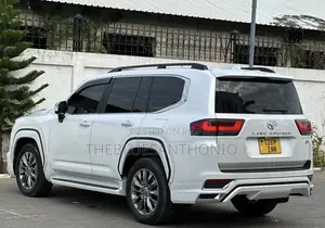 Toyota Land Cruiser LC300 2023 Pearl