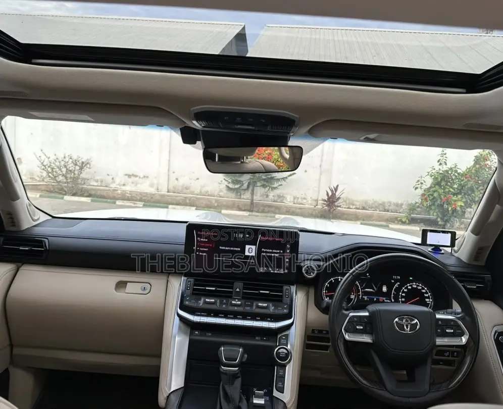 Toyota Land Cruiser LC300 2023 Pearl