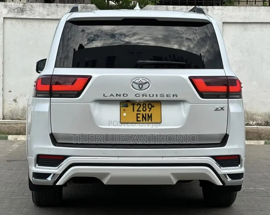 Toyota Land Cruiser LC300 2023 Pearl