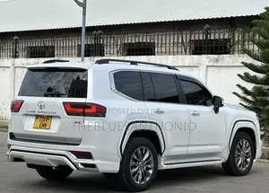 Toyota Land Cruiser LC300 2023 Pearl