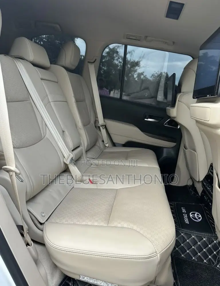 Toyota Land Cruiser LC300 2023 Pearl