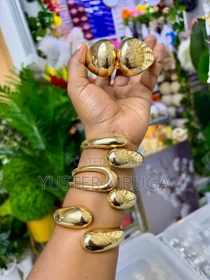 Urembo Wa Kike Na Pochi Nzuri Kwa Bei Nafuu