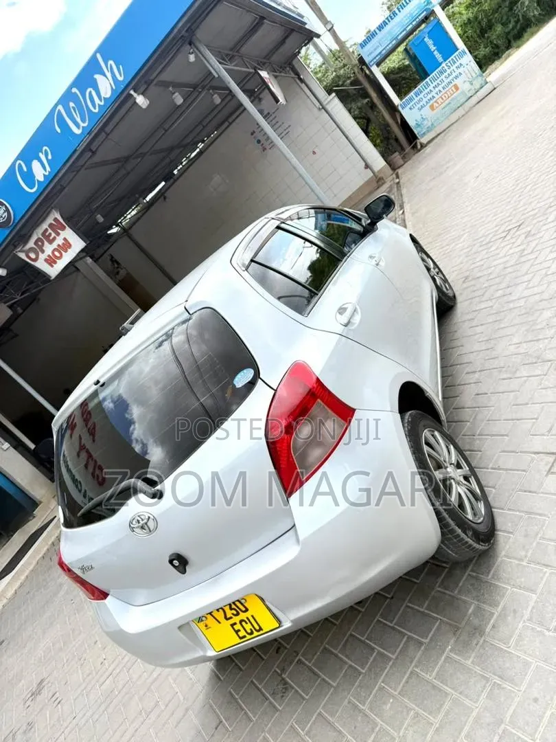 Toyota Vitz 2006 Silver