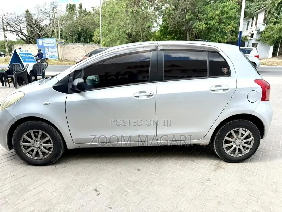 Toyota Vitz 2006 Silver