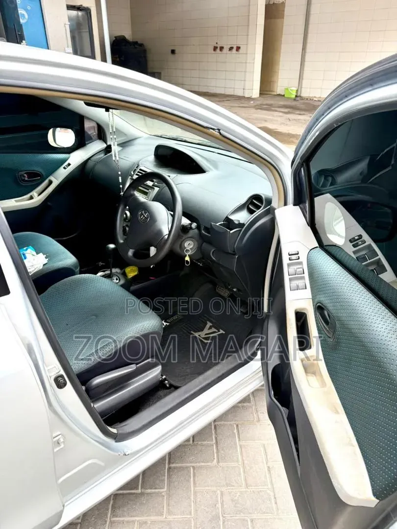 Toyota Vitz 2006 Silver