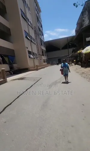 Kiwanja Kinauzwa Kariakoo