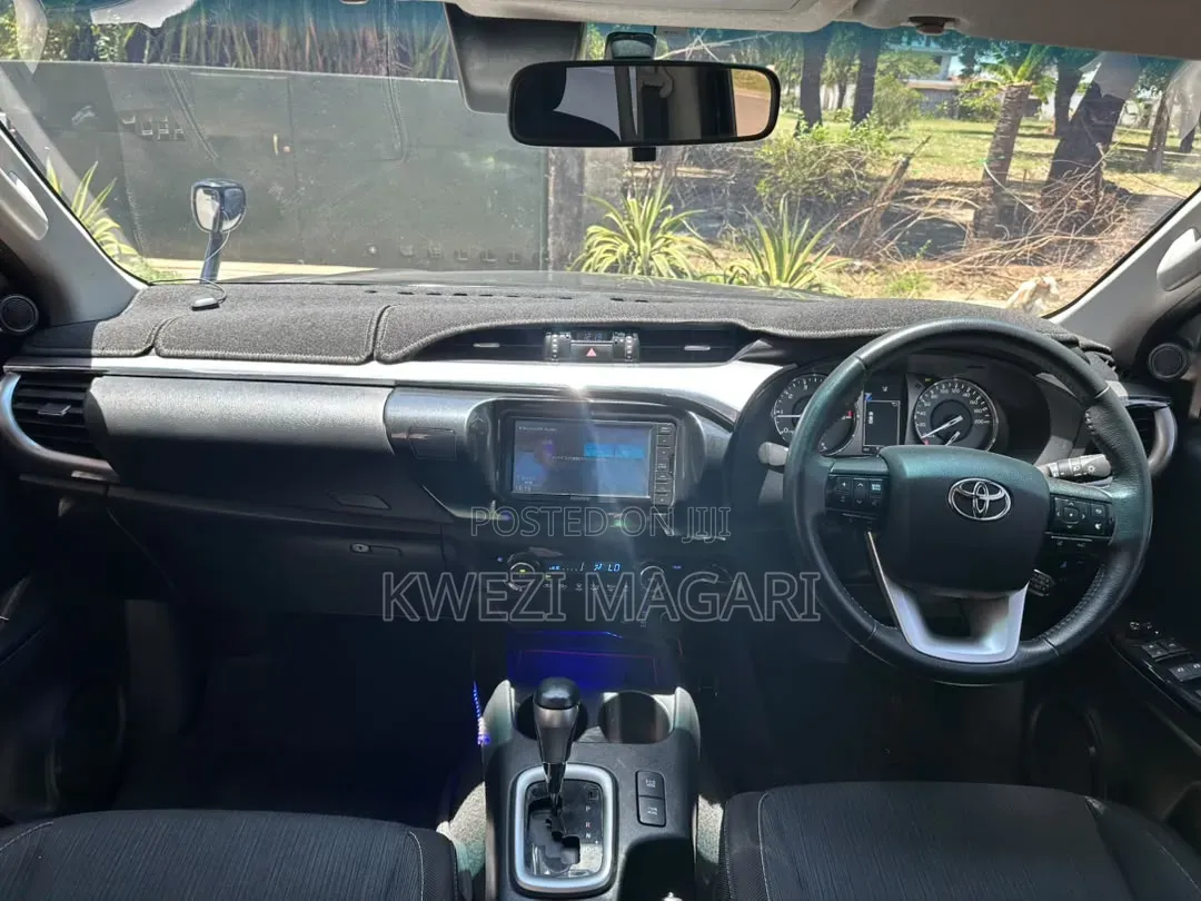 Toyota Hilux 2022 Black