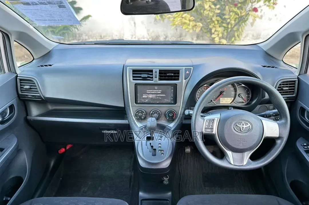 Toyota Ractis 2012 Silver