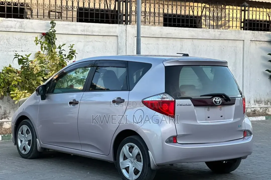 Toyota Ractis 2012 Silver