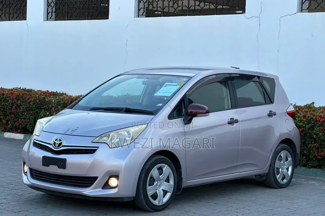 Toyota Ractis 2012 Silver