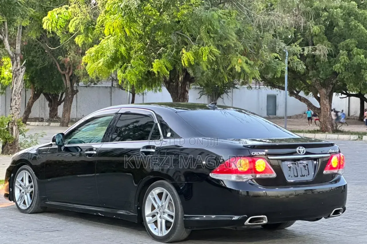 Toyota Crown 2012 Black