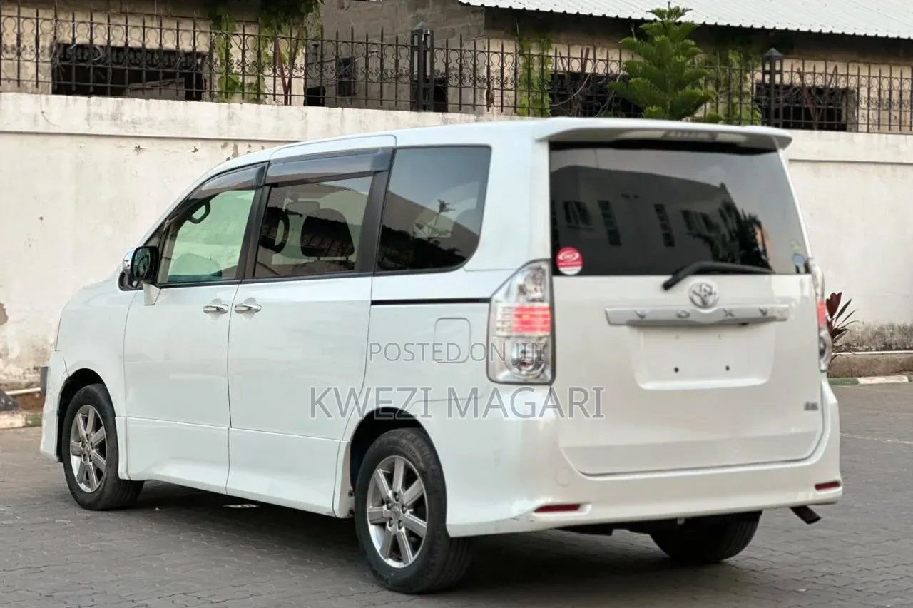 Toyota Noah 2009 White