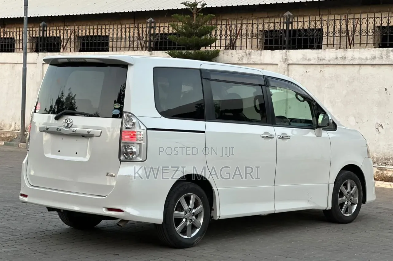 Toyota Noah 2009 White