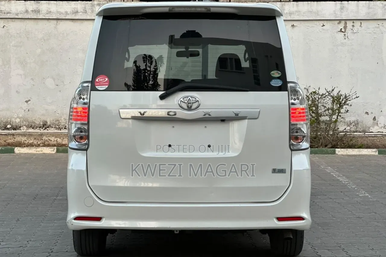 Toyota Noah 2009 White