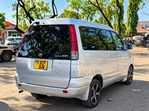 Toyota Noah 2002 Silver