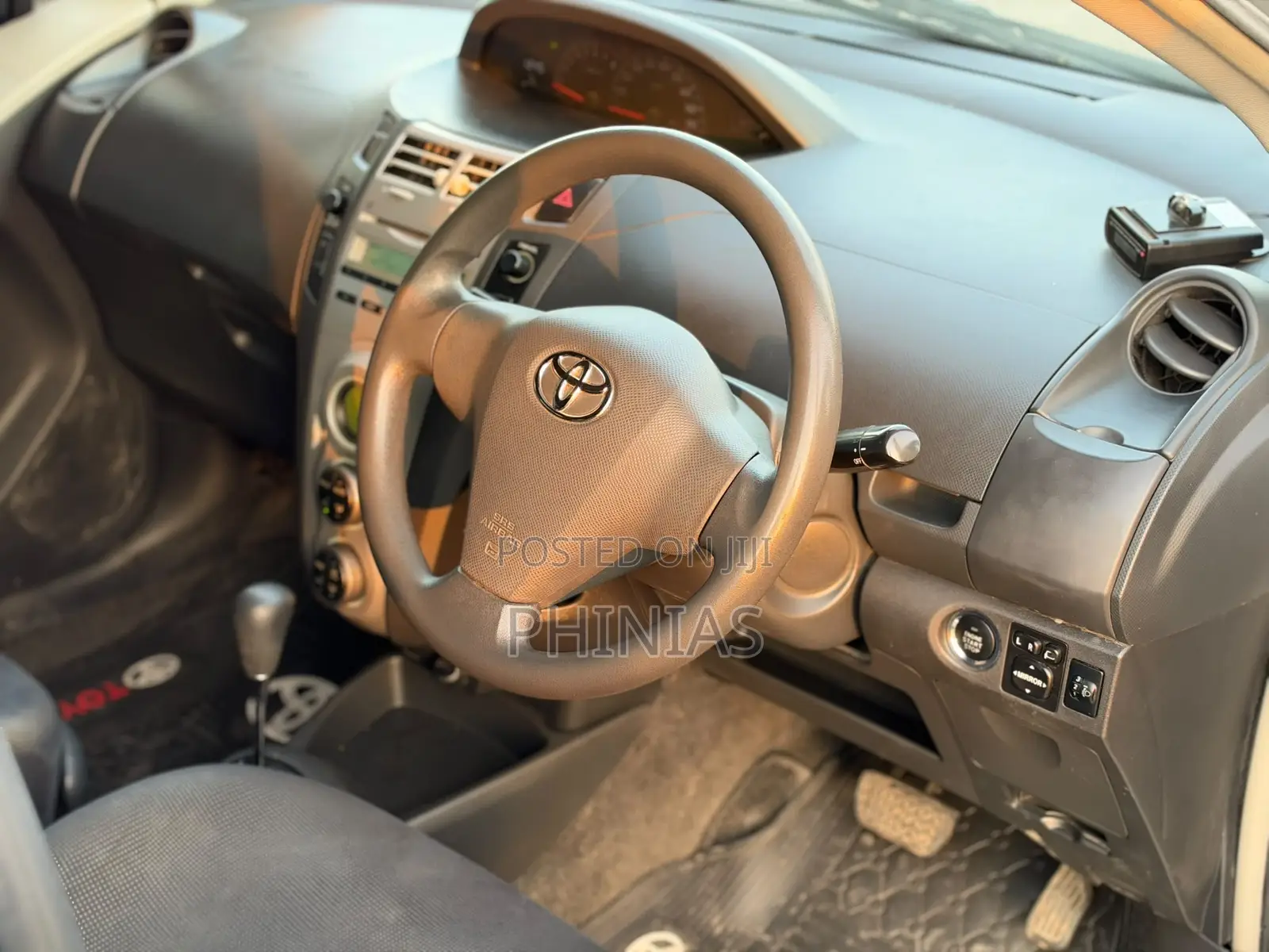 Toyota Vitz 2010 Silver