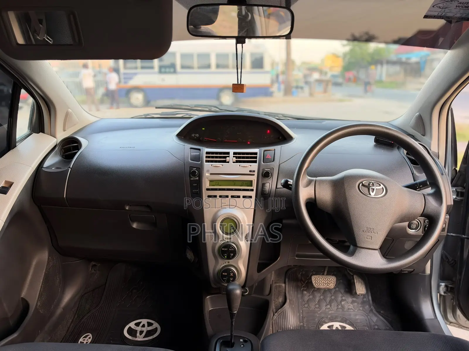 Toyota Vitz 2010 Silver