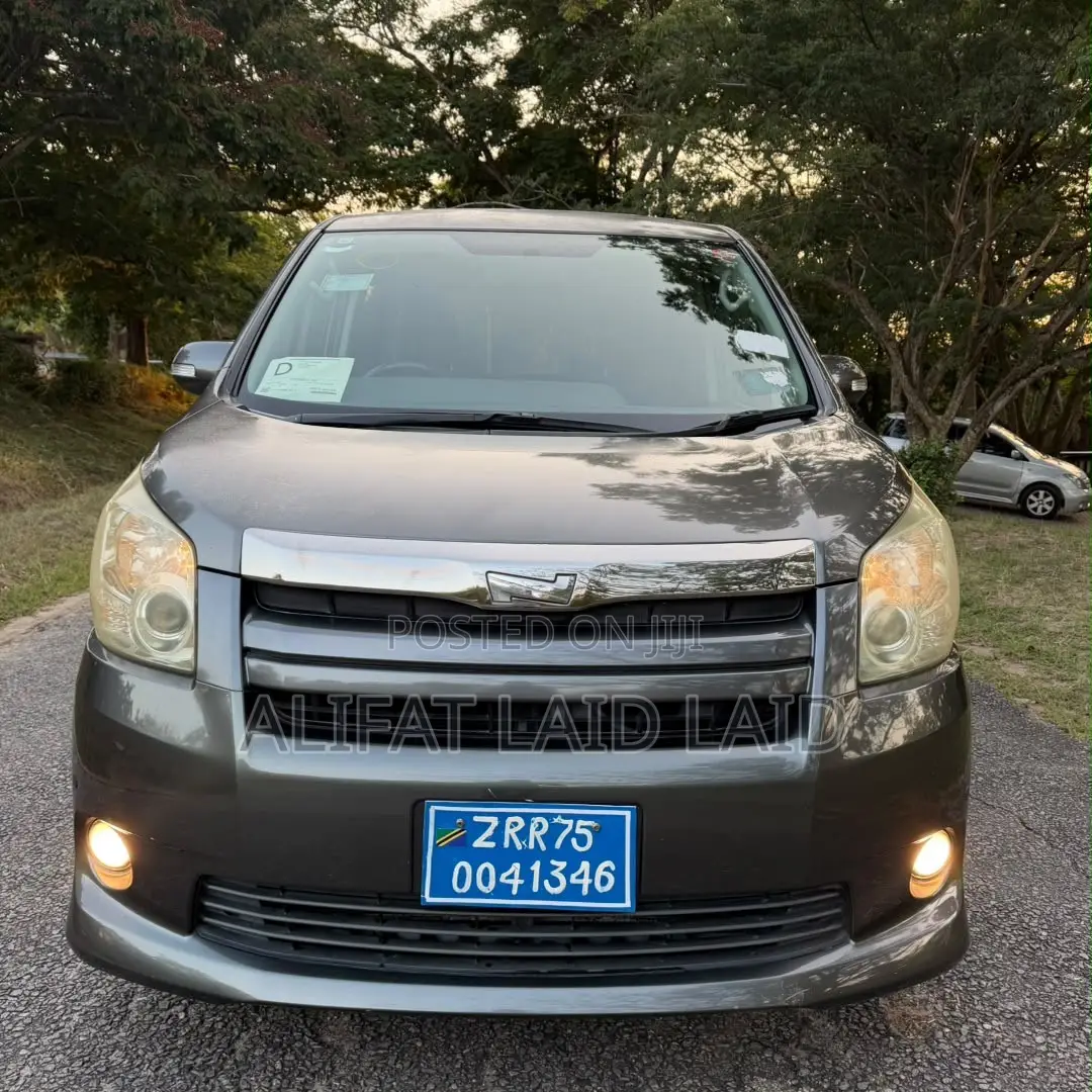 Toyota Noah 2010 Gray