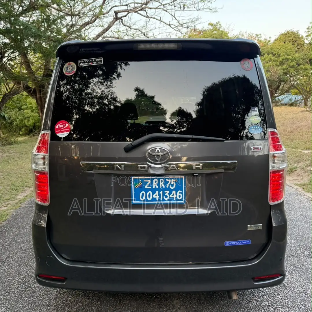 Toyota Noah 2010 Gray