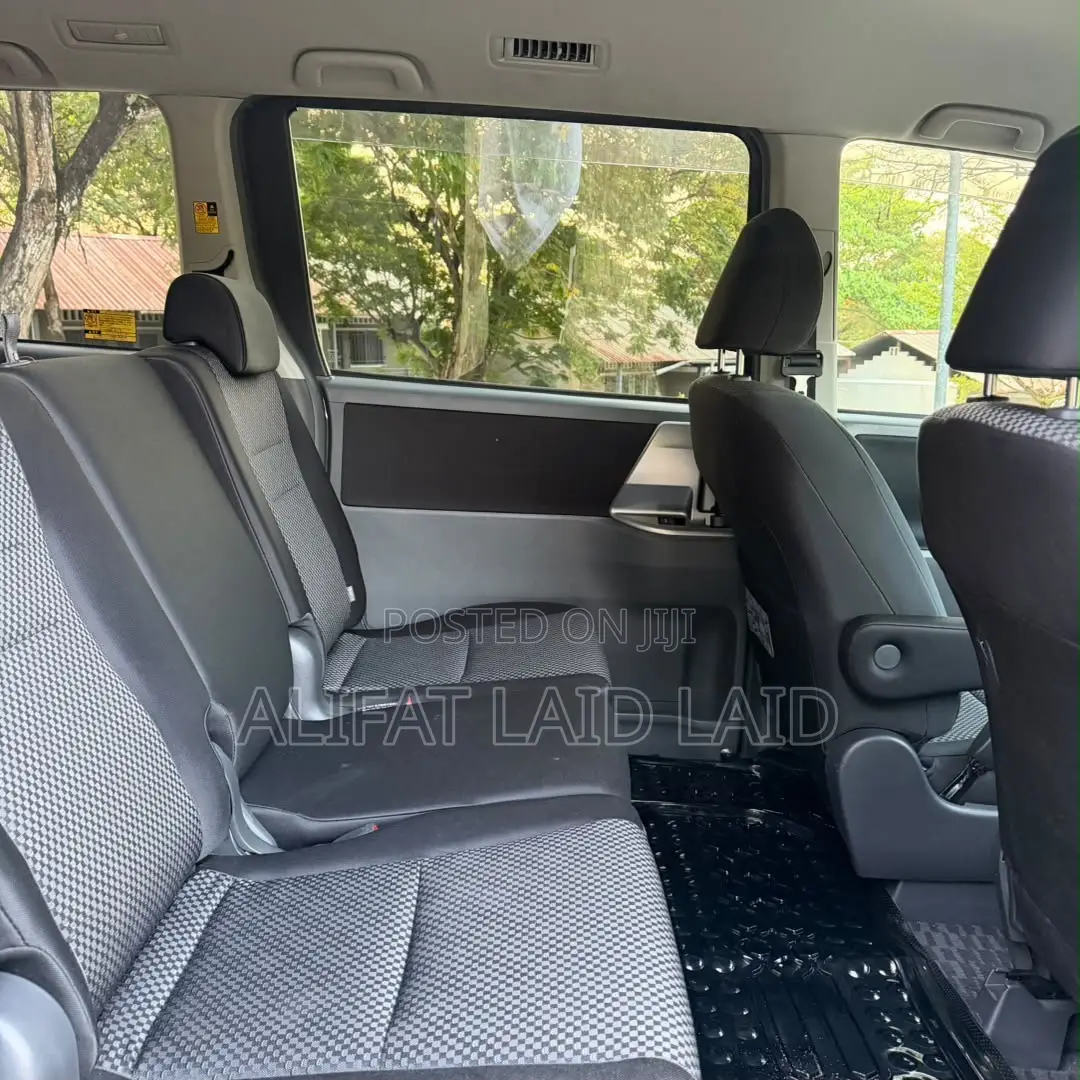 Toyota Noah 2010 Gray