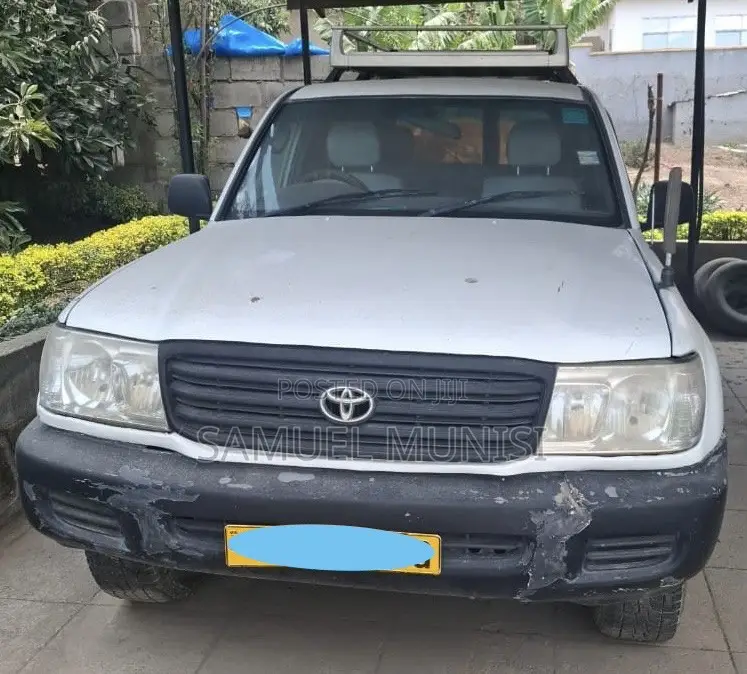 Toyota Land Cruiser 2005 White