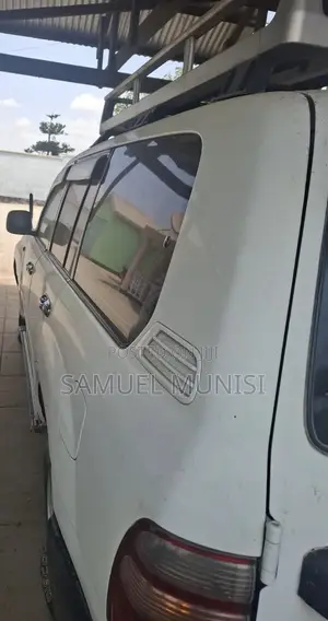Toyota Land Cruiser 2005 White