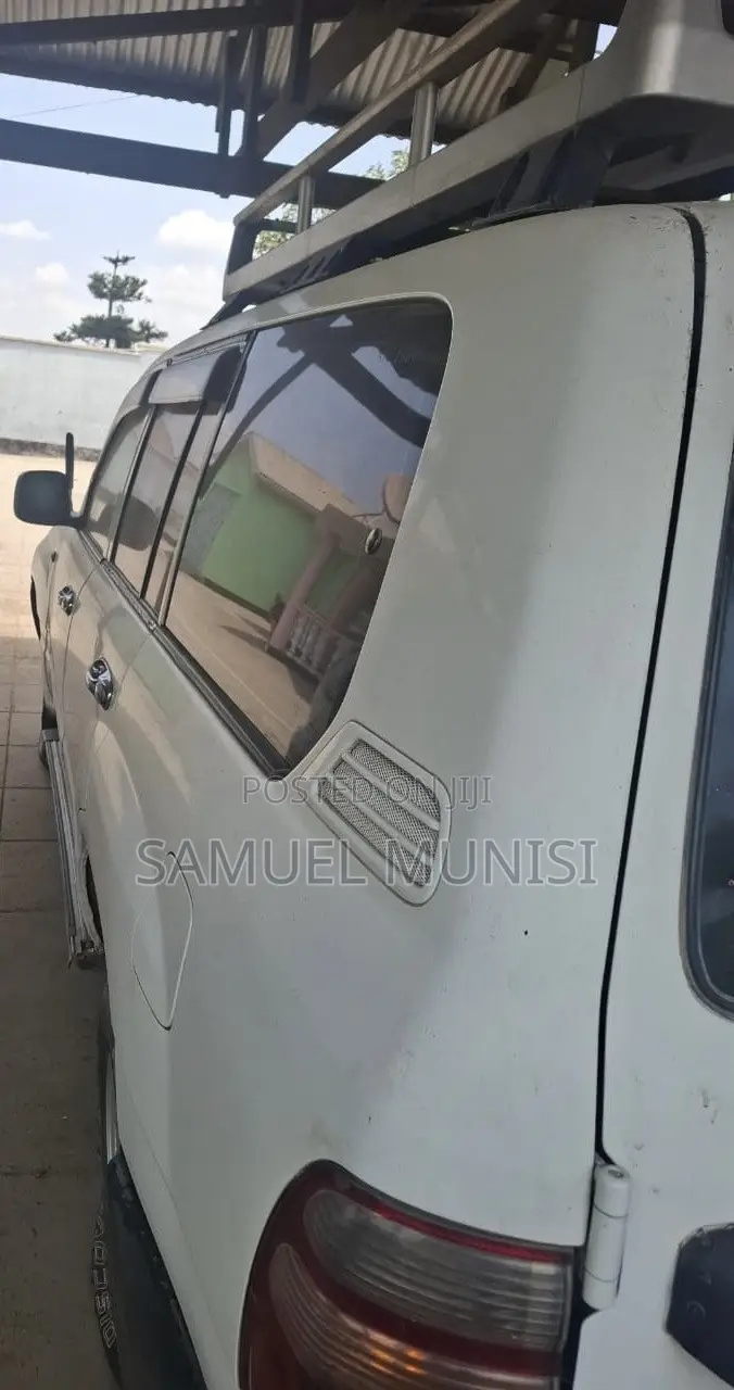 Toyota Land Cruiser 2005 White