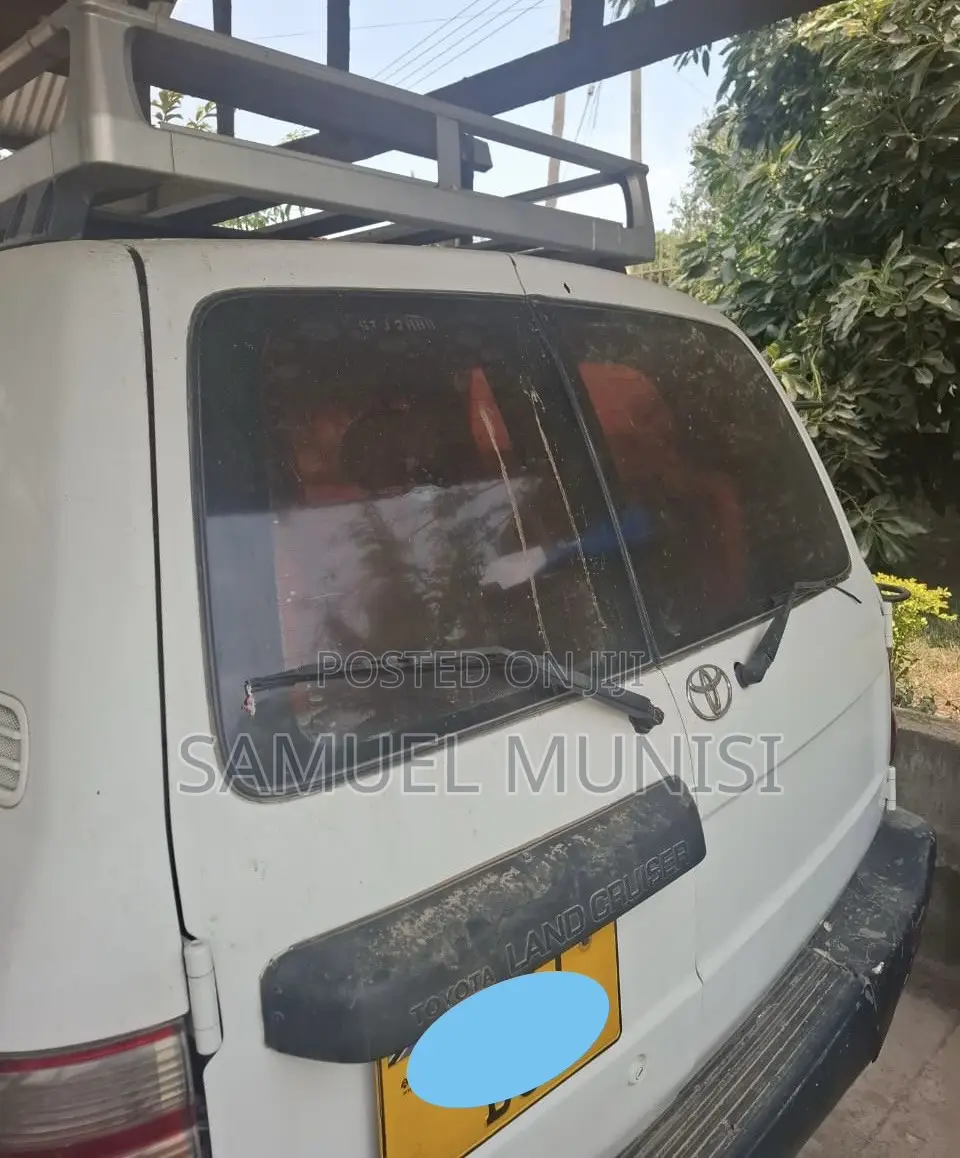 Toyota Land Cruiser 2005 White