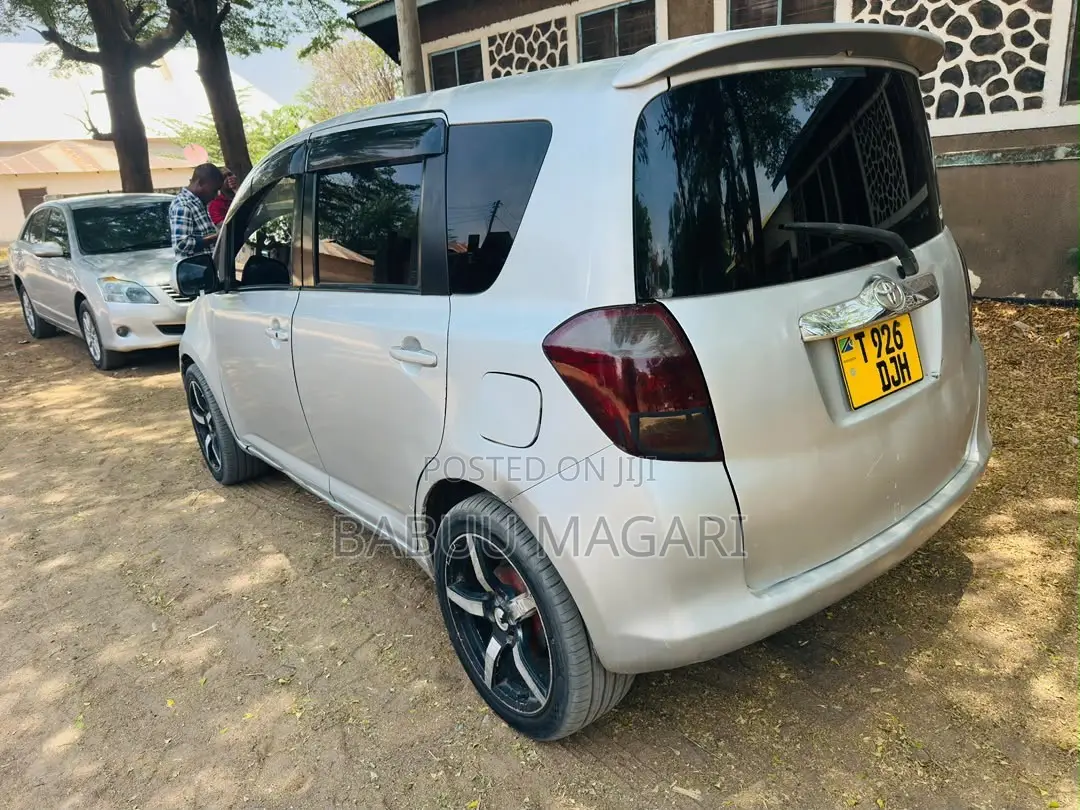 Toyota Ractis 1.3 FWD 2005 Silver