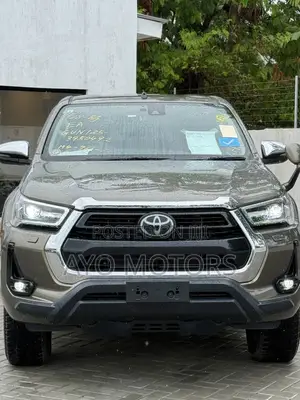 Toyota Hilux 2023 Beige