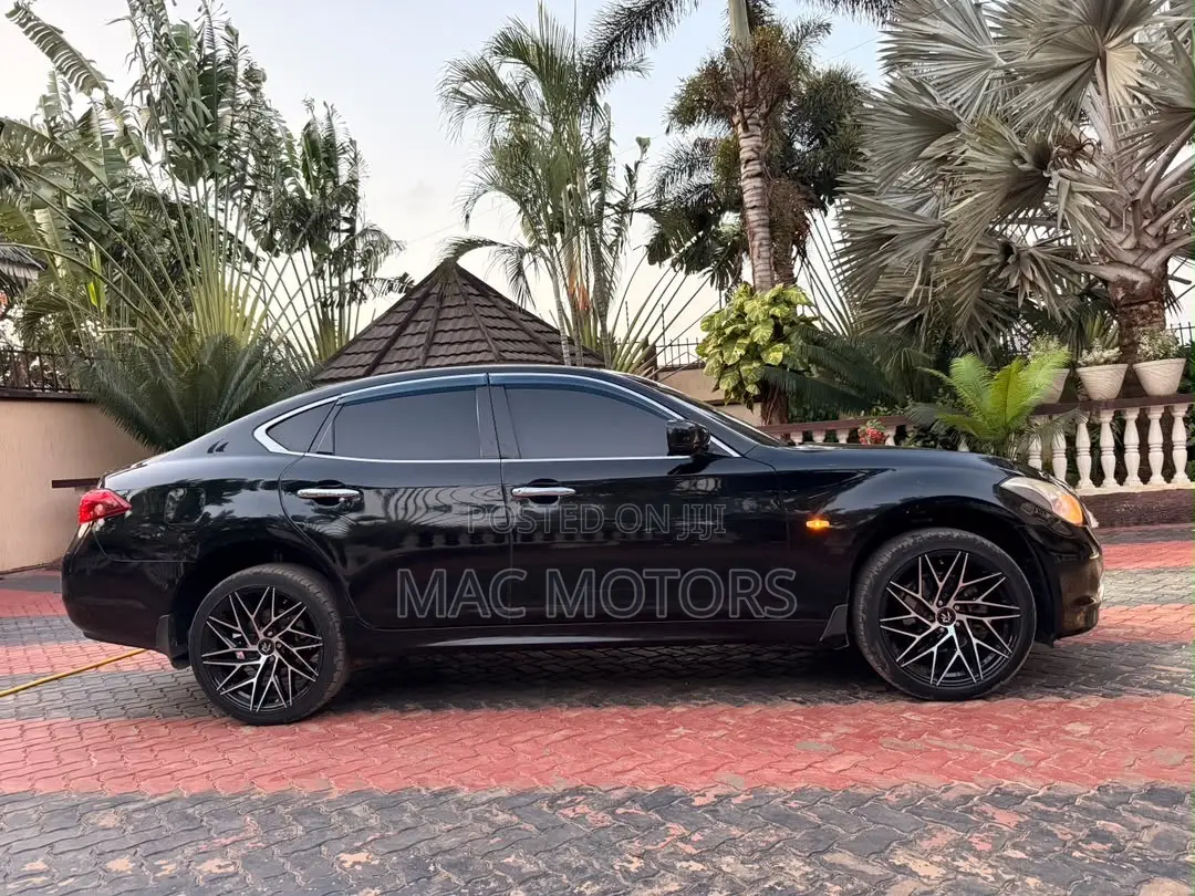 Nissan Fuga 2013 Black