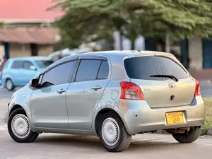 Toyota Vitz 1.3 AWD 3dr 2010 Green