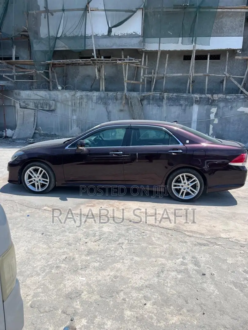 Toyota Crown 2011 Red