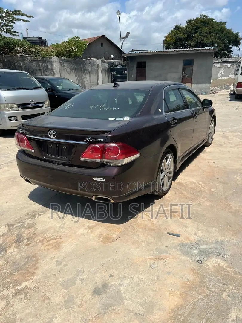 Toyota Crown 2011 Red