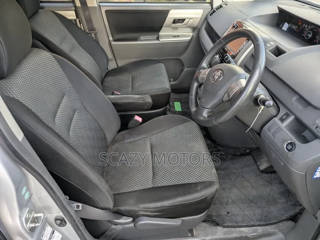 Toyota Noah 2007 Silver