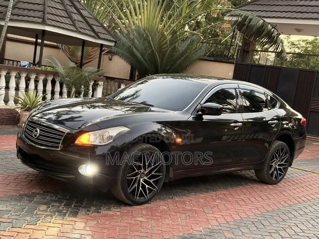 Nissan Fuga 2013 Black